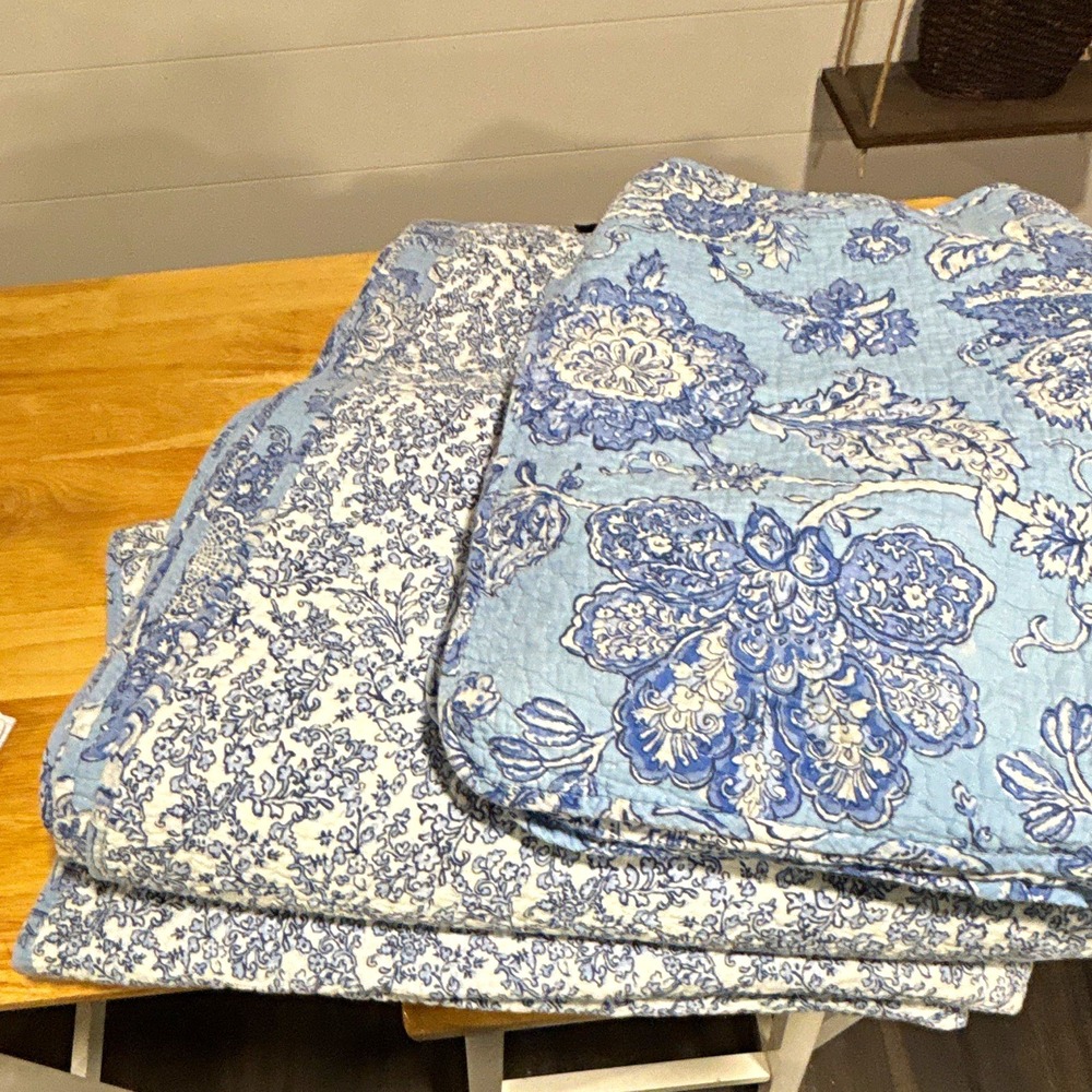 Valerie Bertinelli Blue & White Reversible Quilt, Queen & 4 matching pillow case